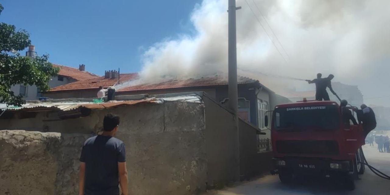 Sivas Şarkışla’da müstakil evde çıkan yangın paniğe neden oldu