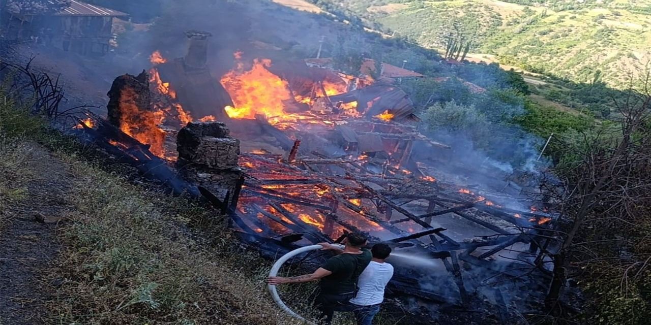 Çankırı’da köy yangını: Evler küle döndü!