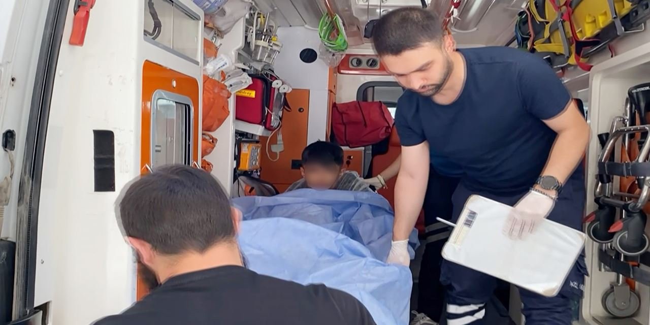 Parkta bıçaklı kavga: 15 yaşındaki genç yaralandı