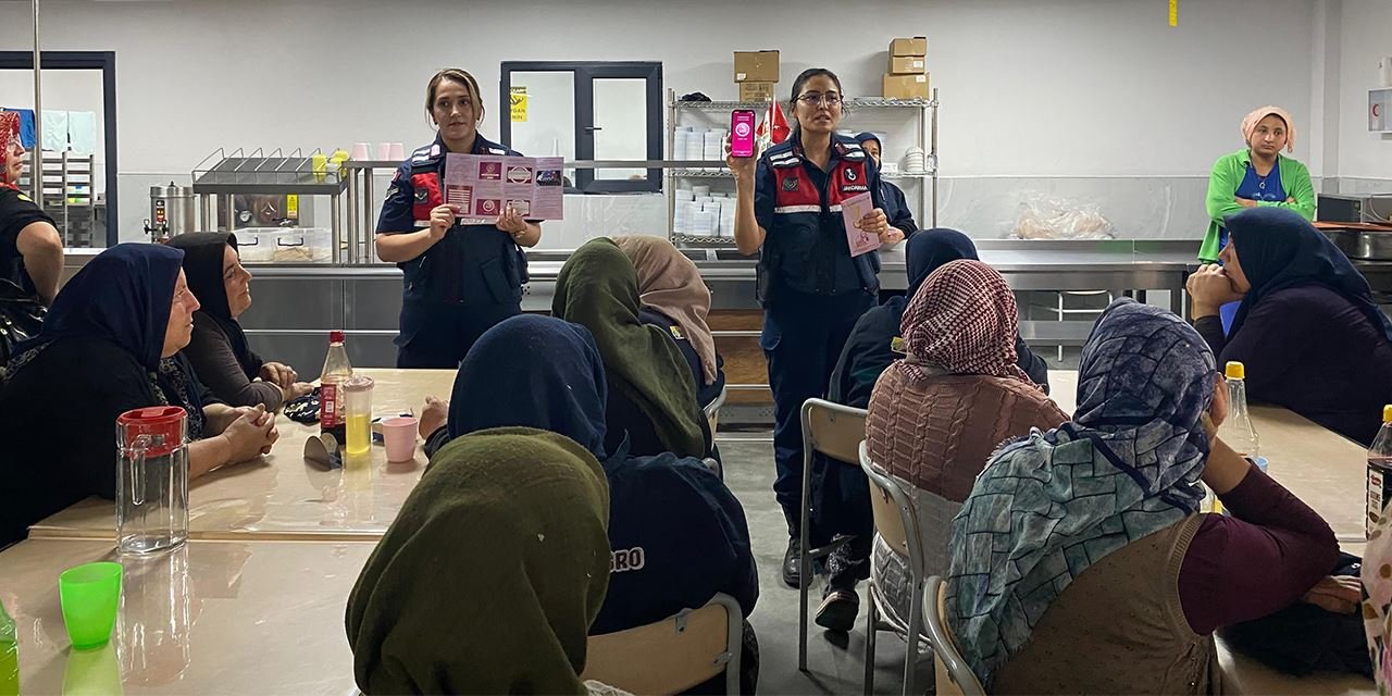 Aksaray jandarmasından fabrika işçilerine KADES eğitimi