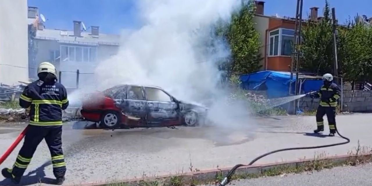 Park halindeki otomobil alev alev yandı
