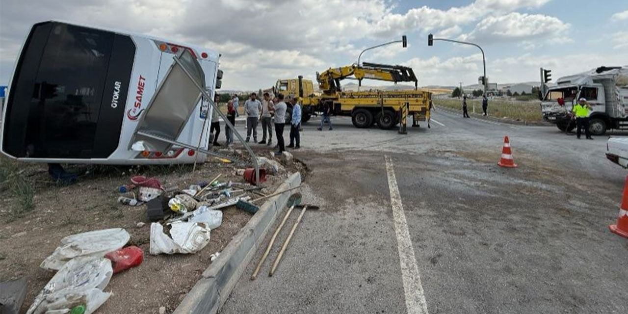Servis minibüsü ile hayvan yüklü kamyonet çarpıştı: 3 kişi yaralandı