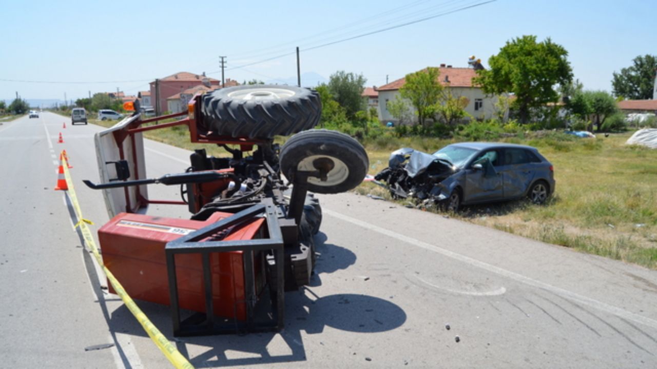 Otomobil ile traktör çarpıştı: Feci kazada 4 kişi ağır yaralandı
