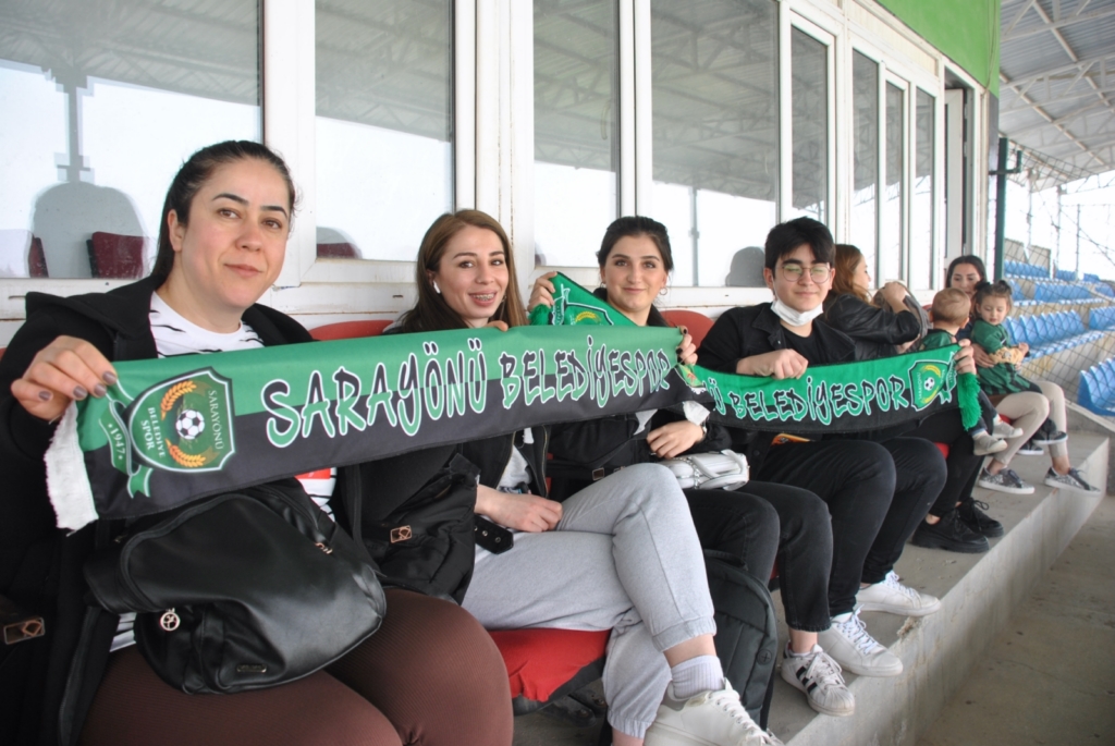 Futbolcuların eşleri yalnız bırakmadı