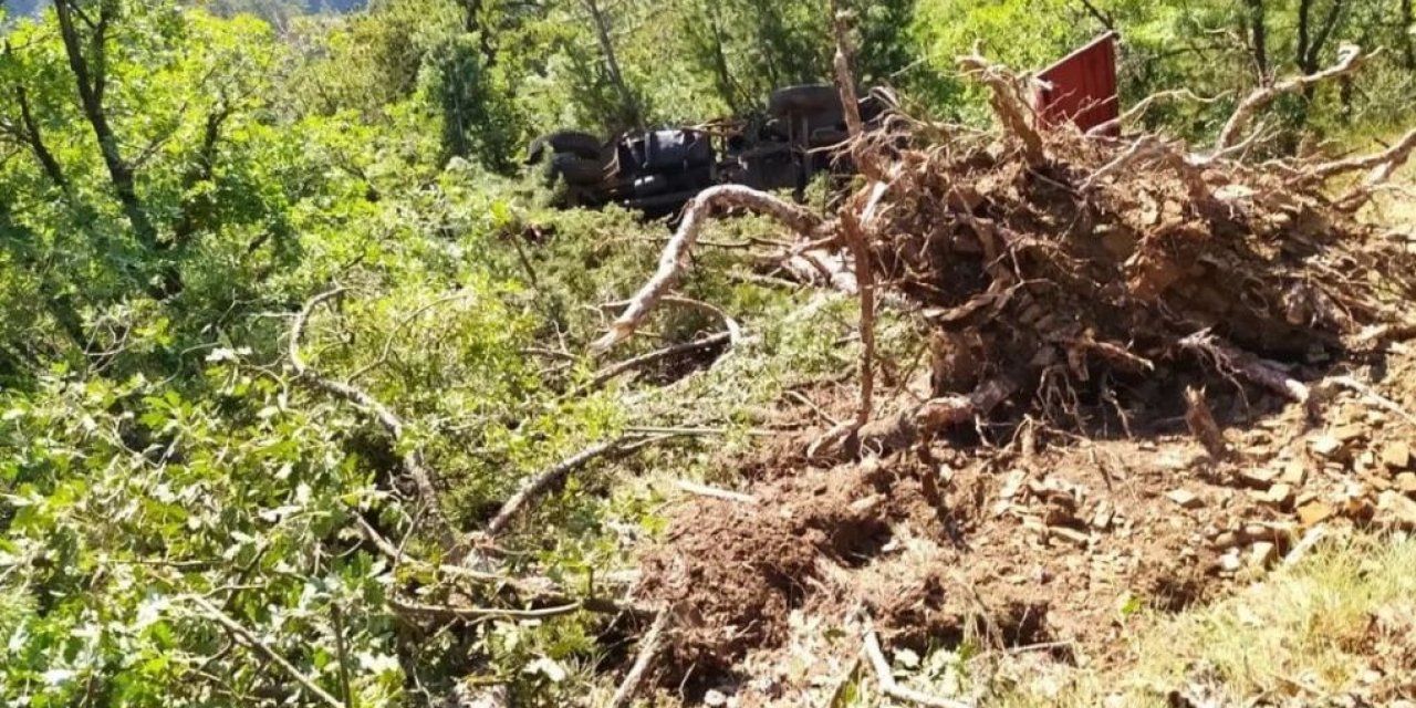 Freni boşalan itfaiye aracı uçuruma yuvarlandı