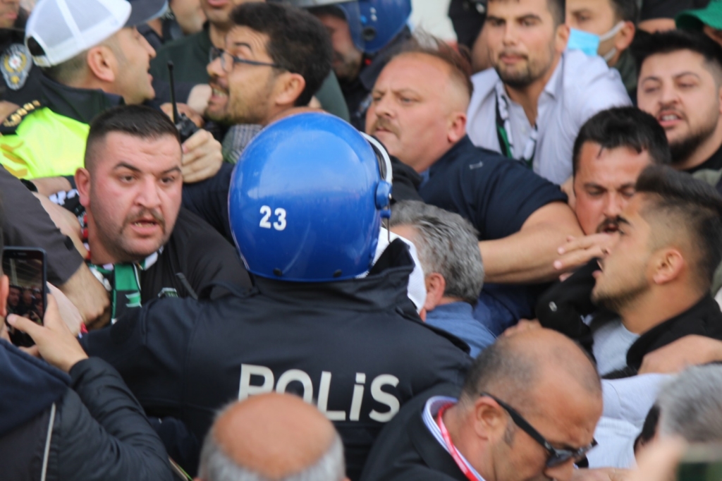 Emniyet güçleri taraflı davrandı