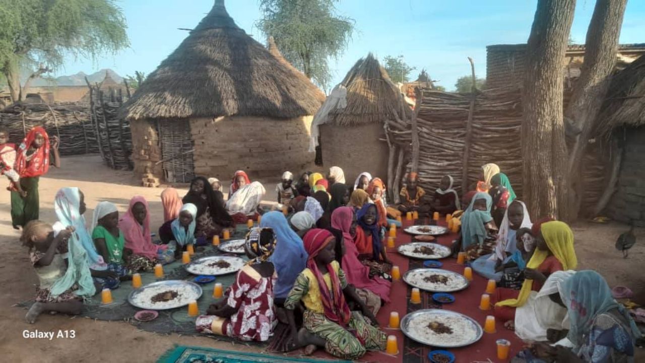 Afrika'nın en uzak köyüne çocuklara sofra kurdular