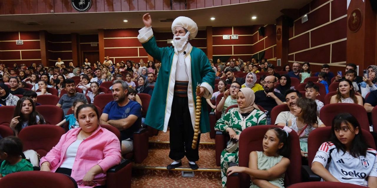 Nasreddin Hoca sahnedeydi, minikler kahkahaya doydu