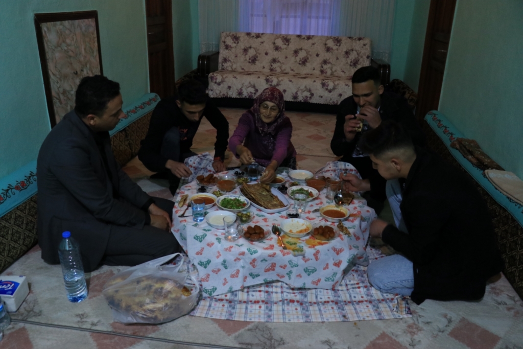 Meslek liseliler ziyaret ettikleri yaşlıların iftar sofralarını şenlendiriyor