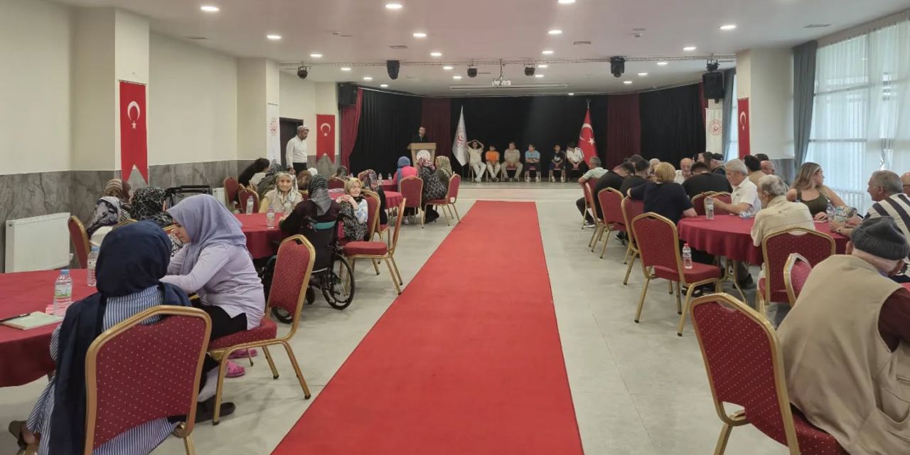 Huzurevinde aşure etkinliği