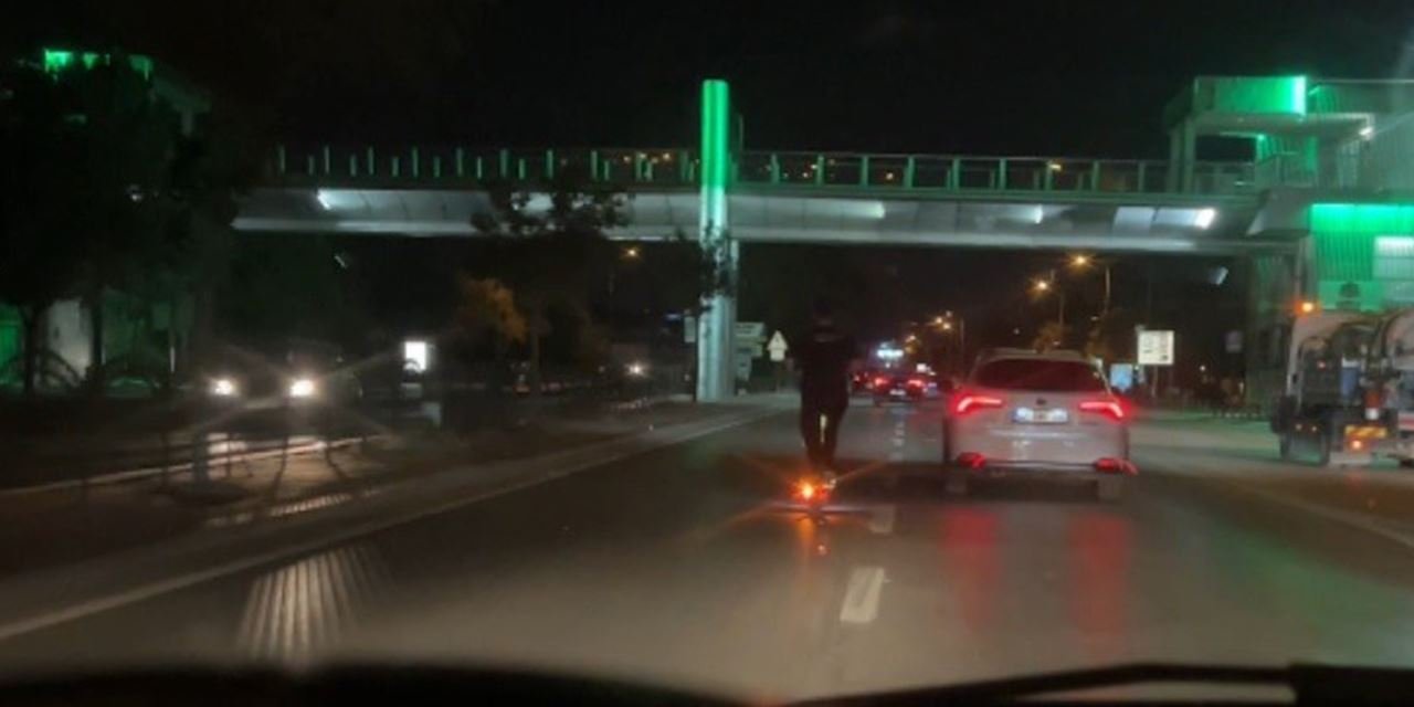 Scooterla uçtu, trafikte araç solladı