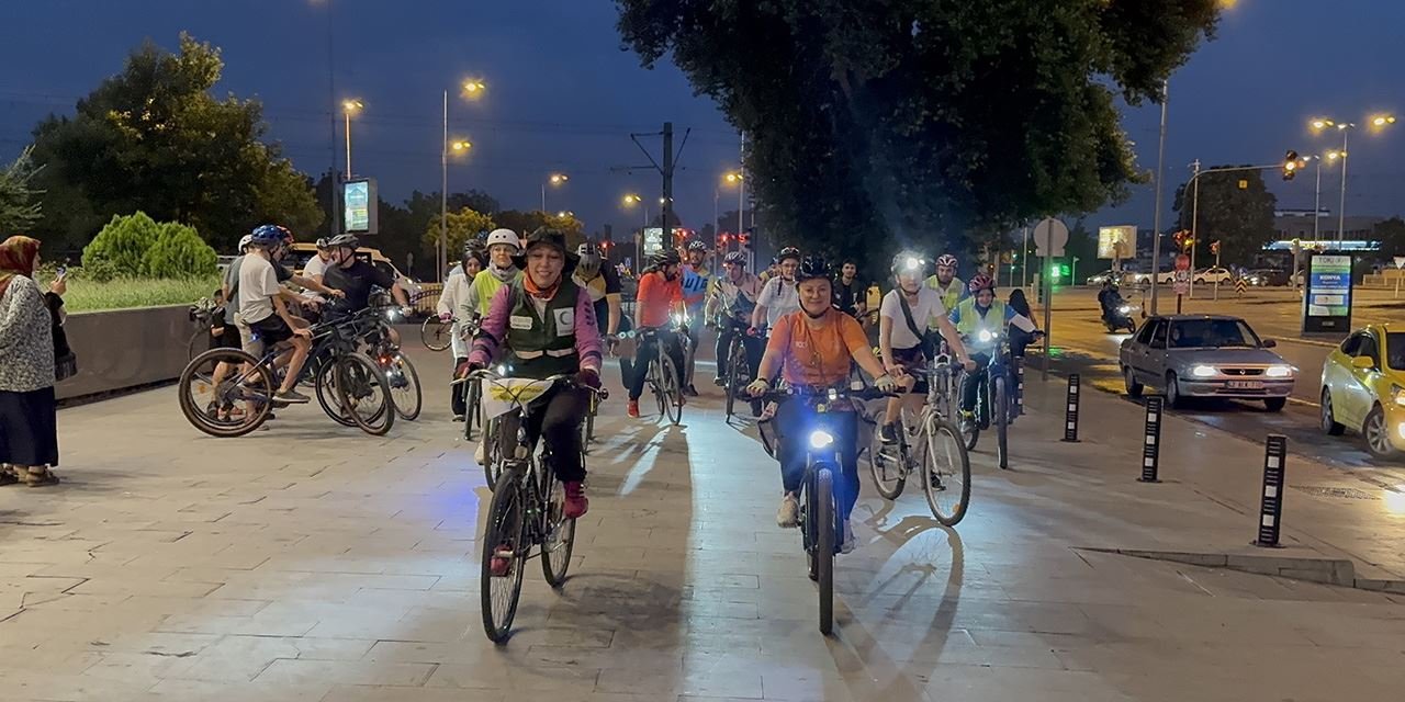 Kadınlar yanan ormanlar için pedala bastı