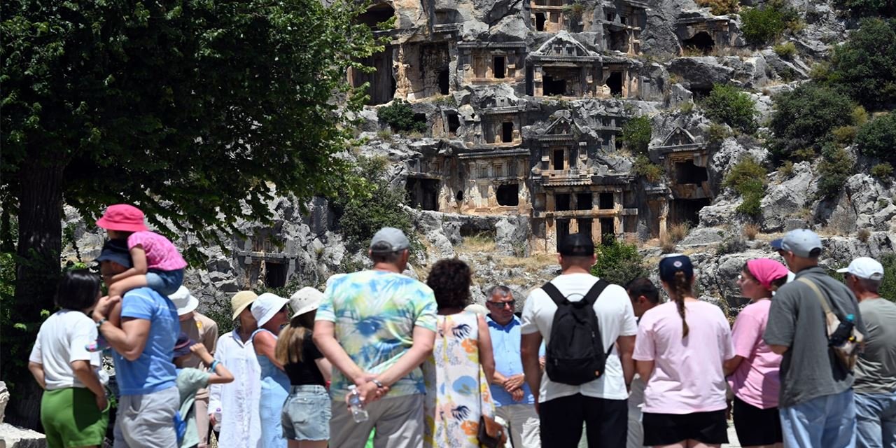 Antalya’dan tarihi rekor: Bir günde 105 bin turist