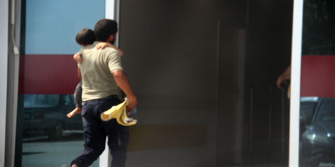 Bir anlık dikkatsizlik: 4 yaşındaki çocuk damdan düştü