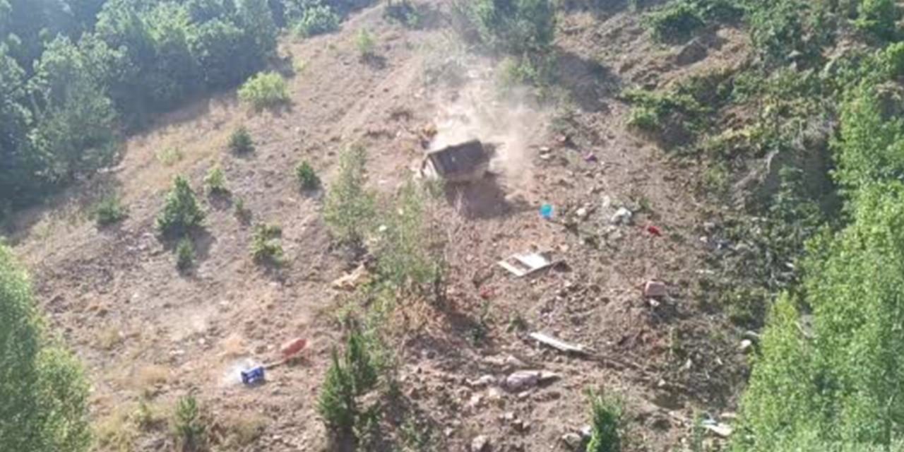 Minibüs uçuruma yuvarlandı; Feci kazada 3 kişi öldü, 18 yaralı
