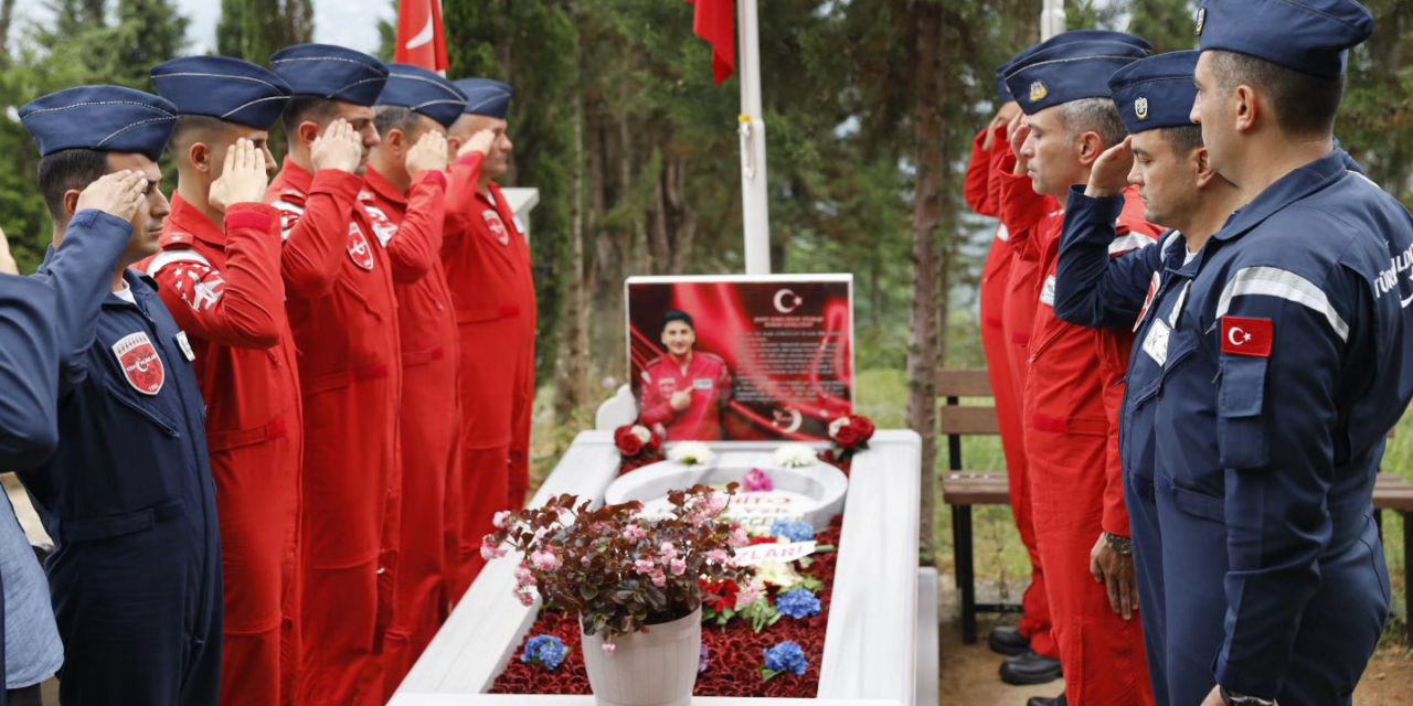 Türk Yıldızları pilotları kanat arkadaşlarını unutmadı