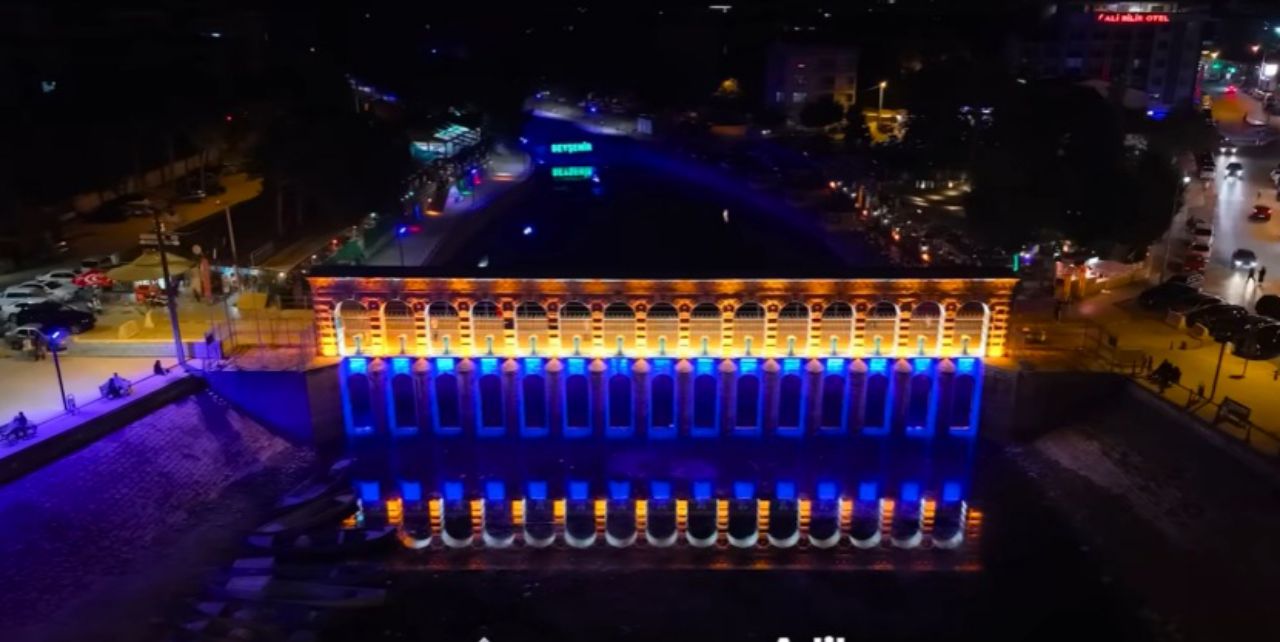 Tarihi Taş Köprü ışıklarla renklendirildi