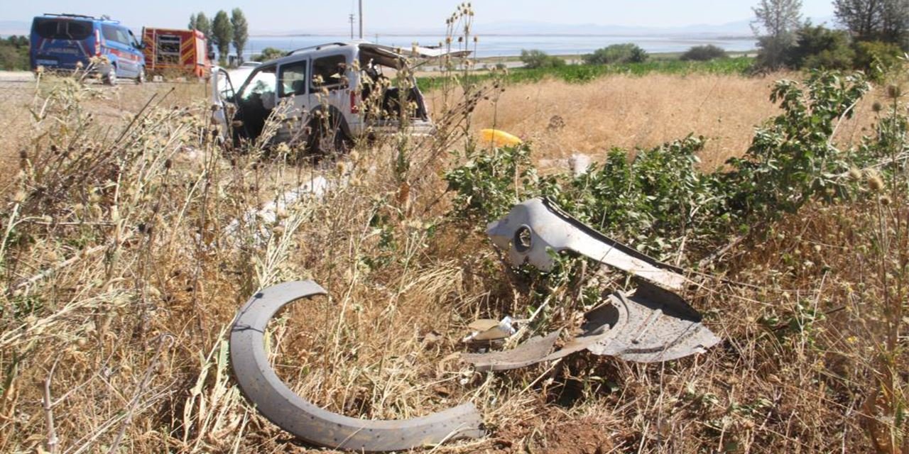 Hafif ticari araç zincirleme çarpışmada hurdaya döndü: 5 kişi yaralandı