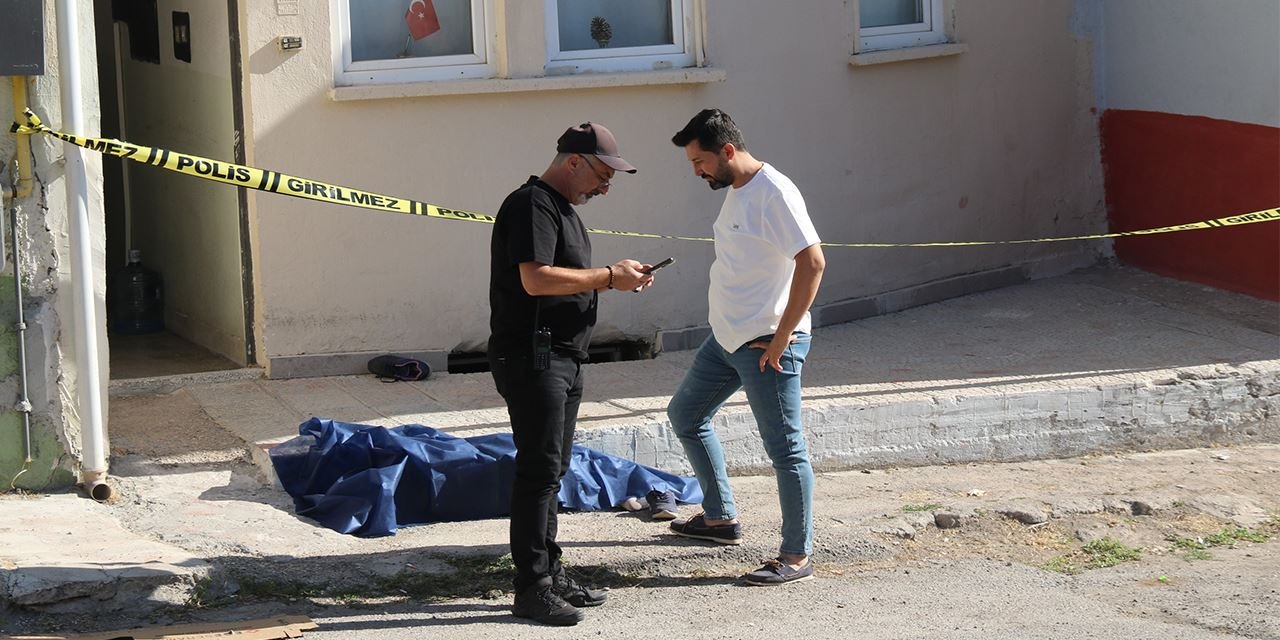 Şüpheli ölüm: 56 yaşındaki adam evinin önünde bulundu
