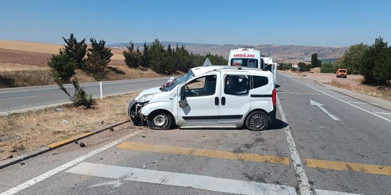 Hafif ticari araç takla attı: Aynı aileden 5 kişi yaralandı