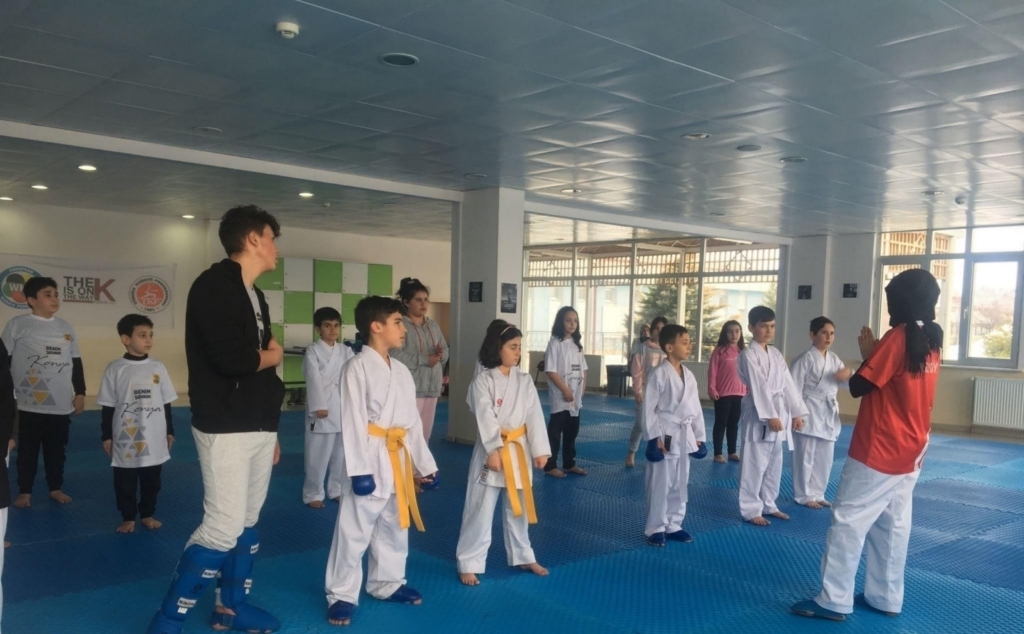 Karate kursu devam ediyor