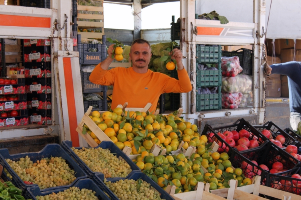 Kışlık meyve ve sebzeler tezgahları şenlendirdi fiyatlar düşüşe geçti