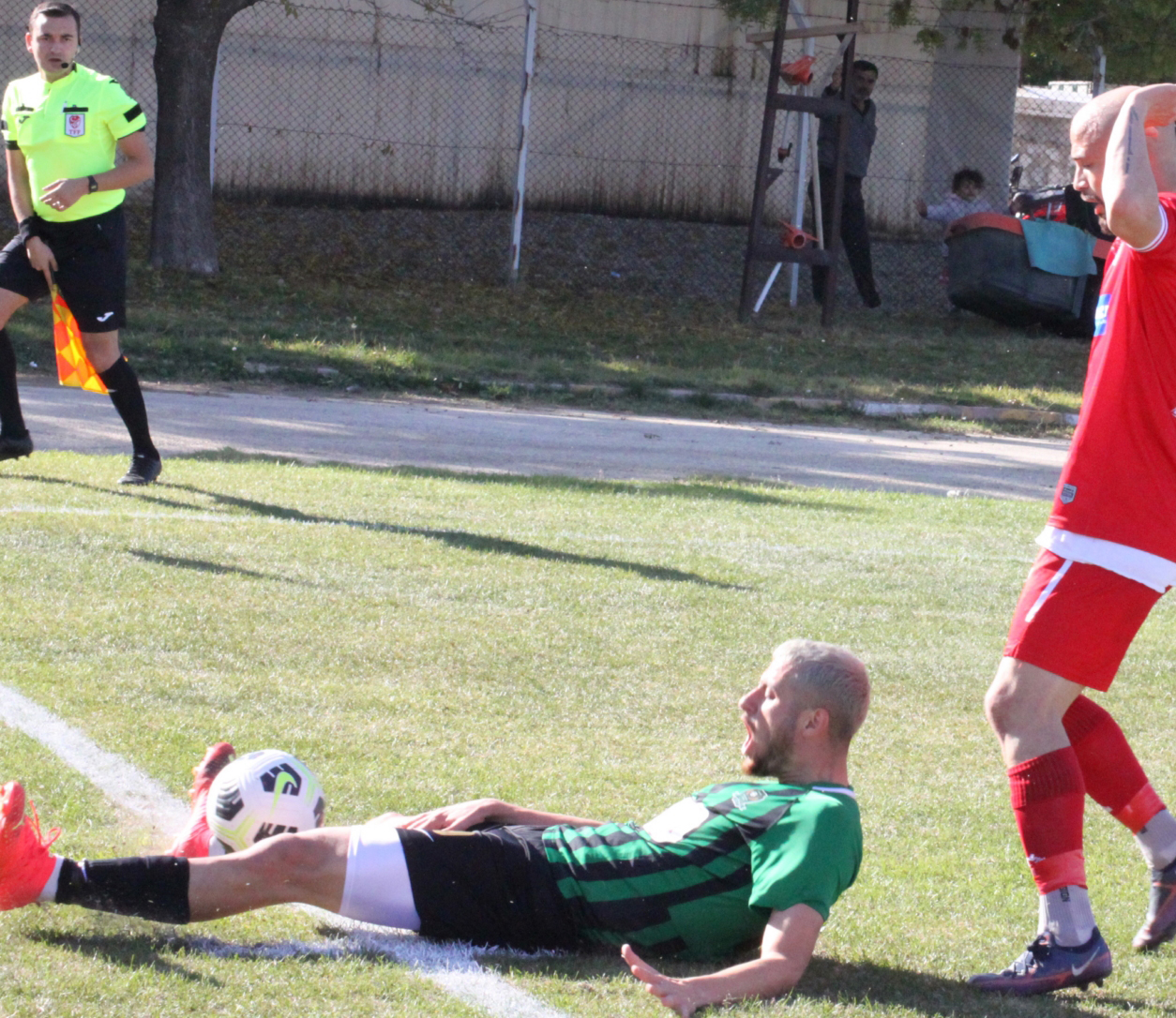 Futbolculardan galibiyet selfiesi