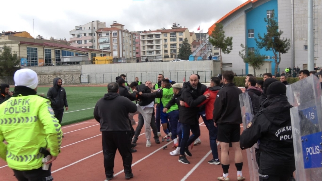 Sarayönü Belediyespor’un yedek kulübesi basıldı!