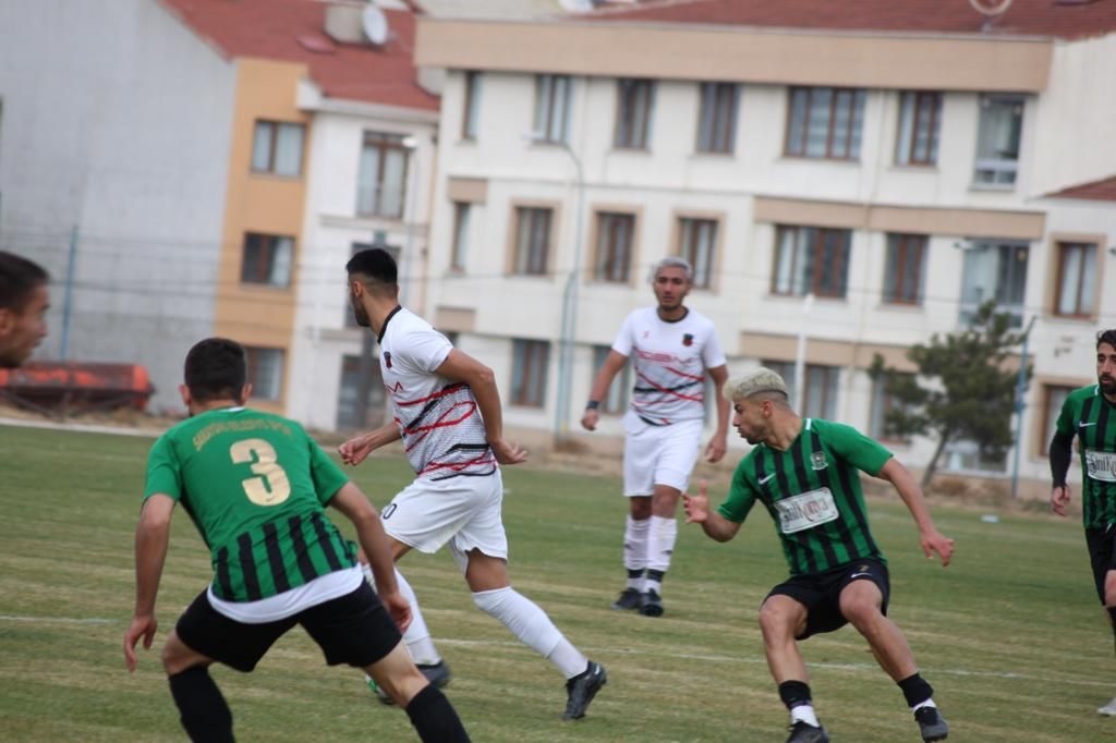 Sarayönü Belediyespor’da 3 futbolcu ile yollar ayrıldı