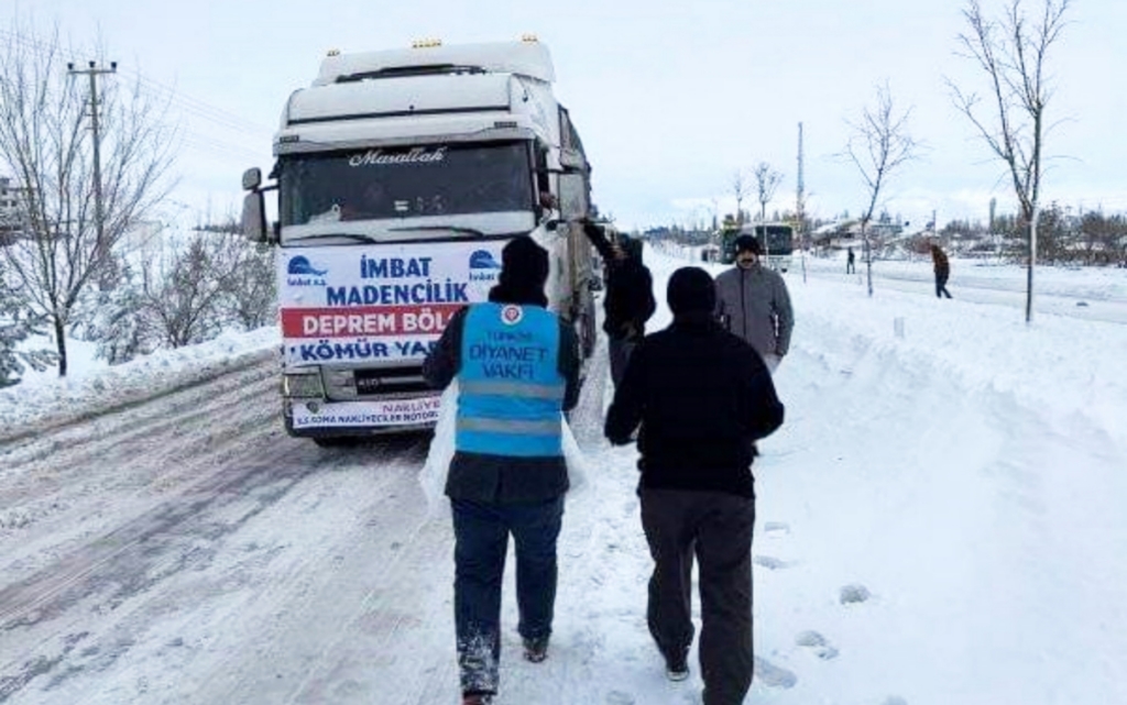 Yolda kalanlara kumanya yardımı