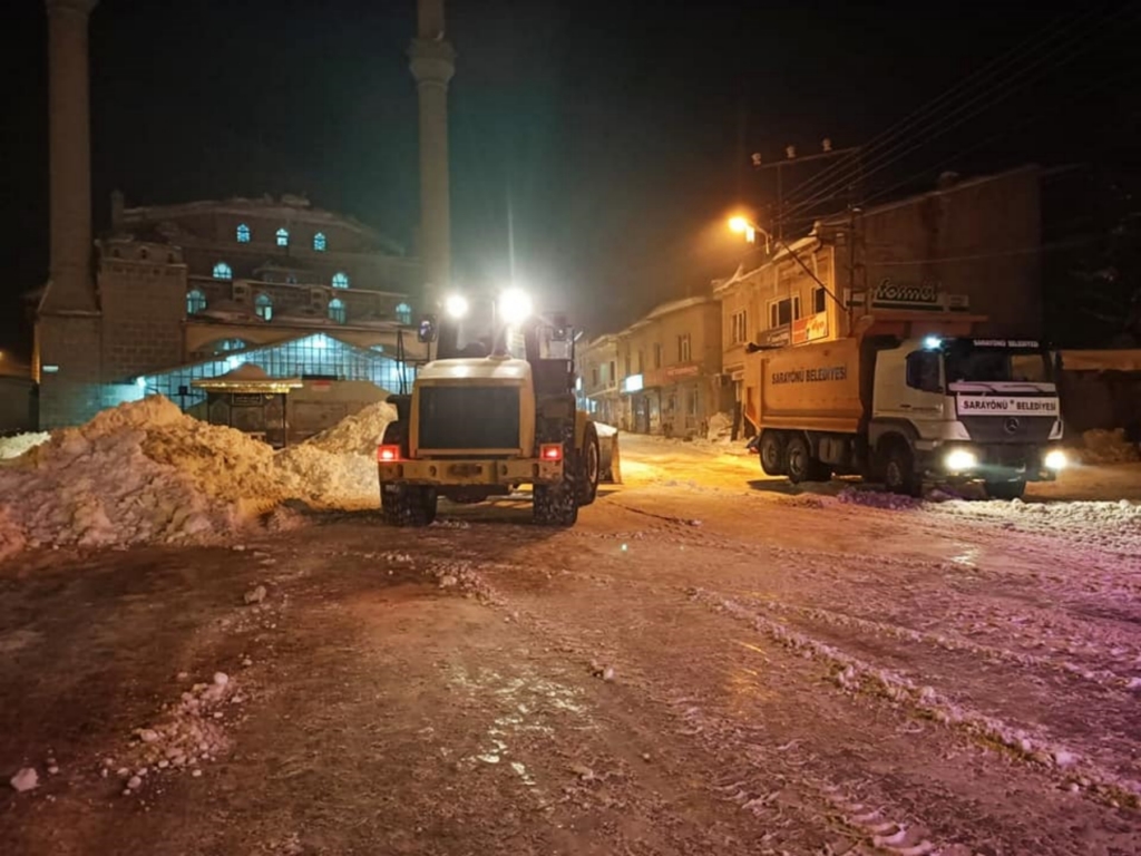 Belediye ekipleri kar temizleme çalışmaları yapıyor