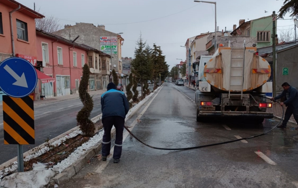 Belediye ekipleri temizlik çalışmalarına devam ediyor