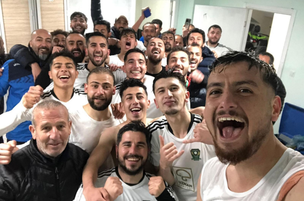 Futbolculardan galibiyet selfiesi