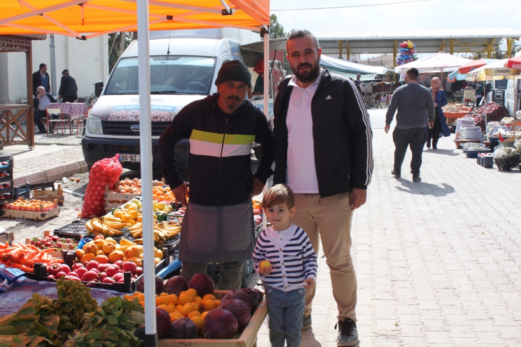 Küçük yaşta alışverişi öğreniyor