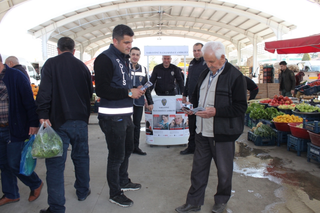 Dolandırıcılara karşı uyarı standı açıldı