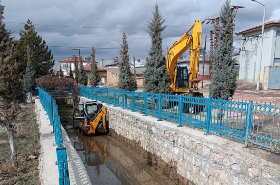 Taşkın koruma kanalı temizlendi