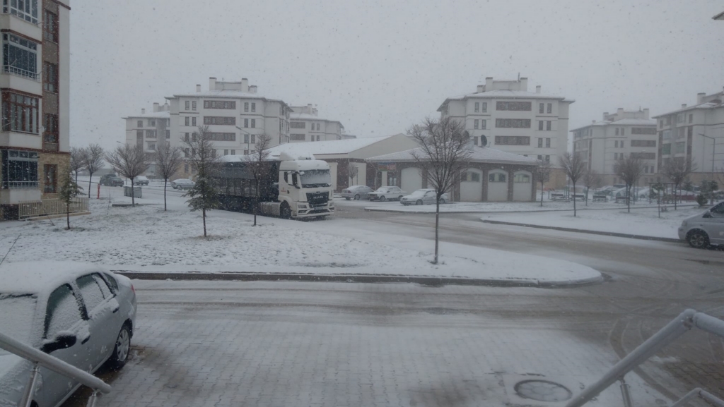 Sarayönü’ne baharda kar yağdı