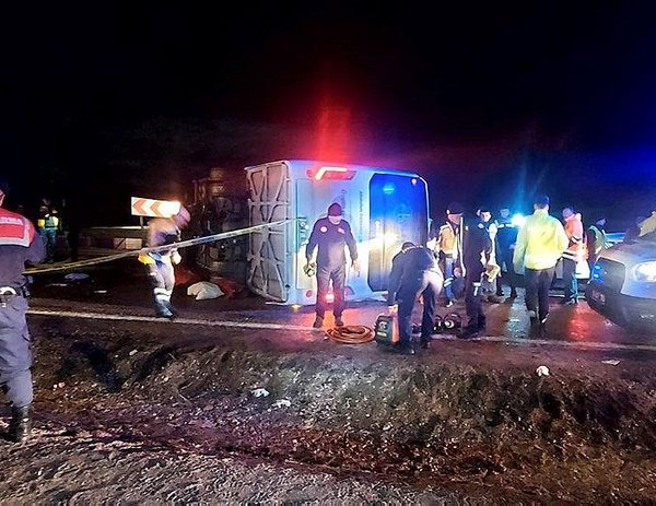 Kayseri'de devrilen yolcu otobüsündeki 3 kişi öldü, 19 kişi yaralandı