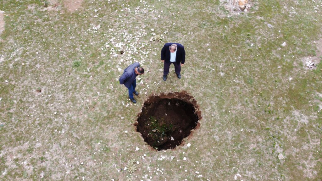 Aksaray'da 3 metre çapında, 5 metre derinliğinde obruk oluştu