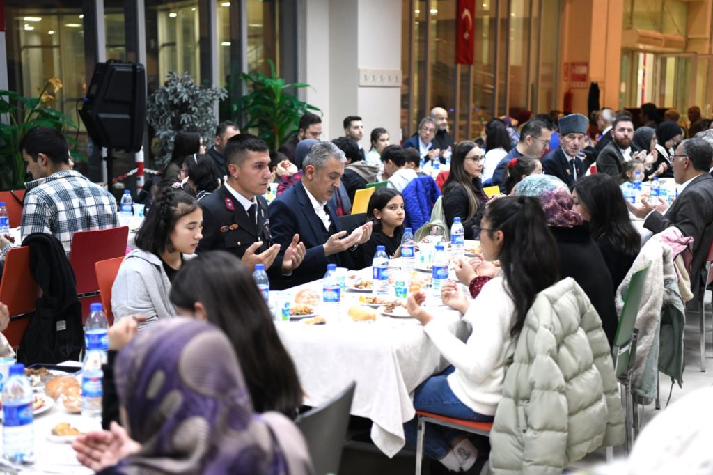 Vali, şehit aileleri, gaziler ve yetim çocuklarla iftarda buluştu