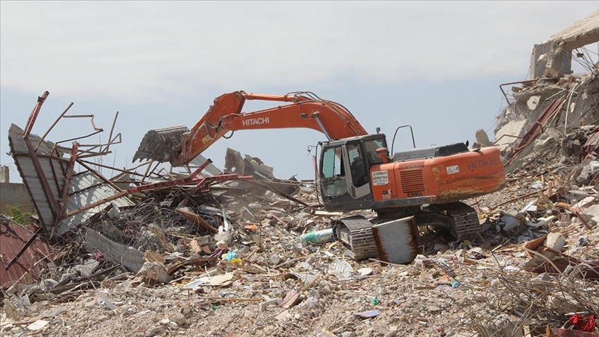 Bina yıkım ve enkaz kaldırma çalışmaları 57 mahallede yapılıyor