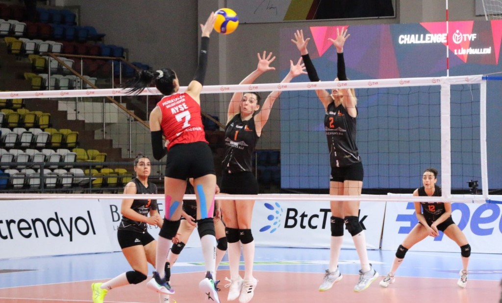 Voleybolda Kadınlar 1. Lig yarı final etabı, Bolu'da devam ediyor