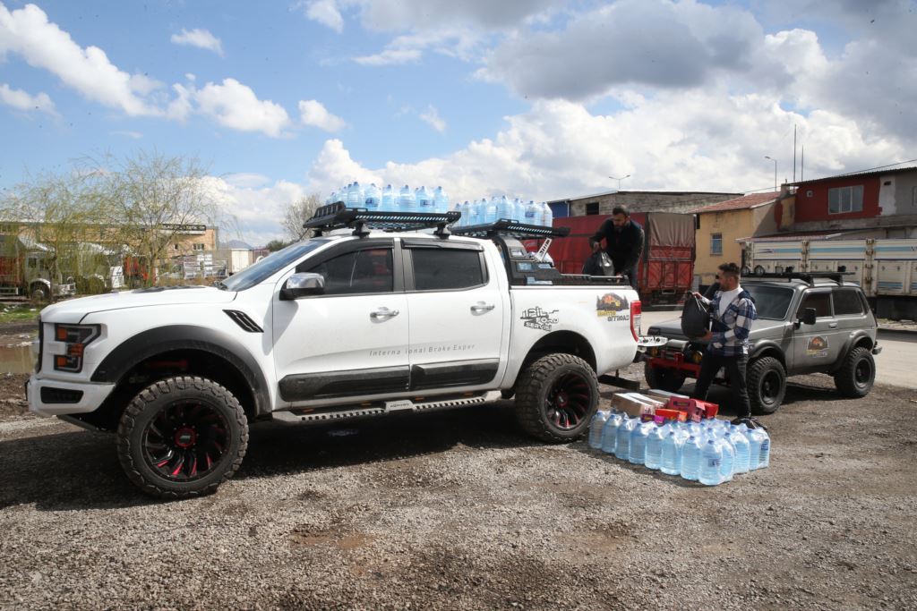 Offroad tutkunları depremzedeler için engebeleri aşıyor