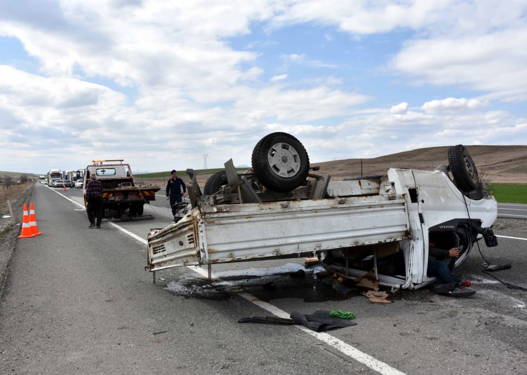 Ambulans ve kamyonetin çarpışması sonucu 5 kişi yaralandı