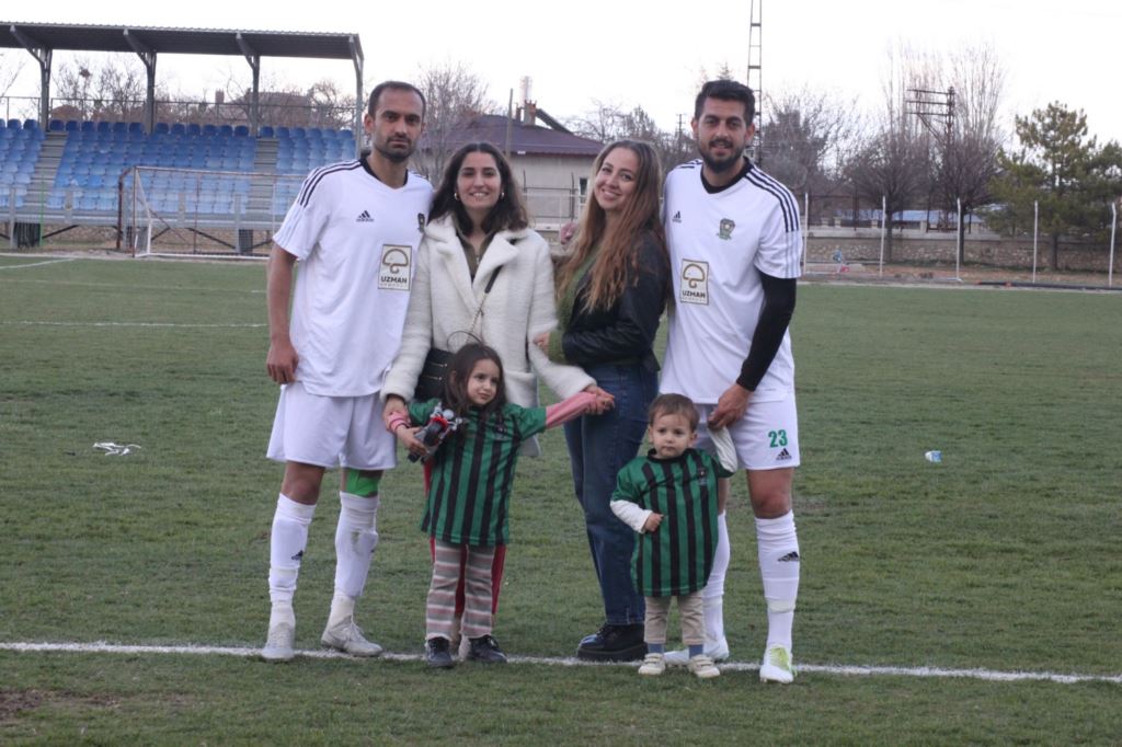 Futbolcuların eşleri yalnız bırakmadı