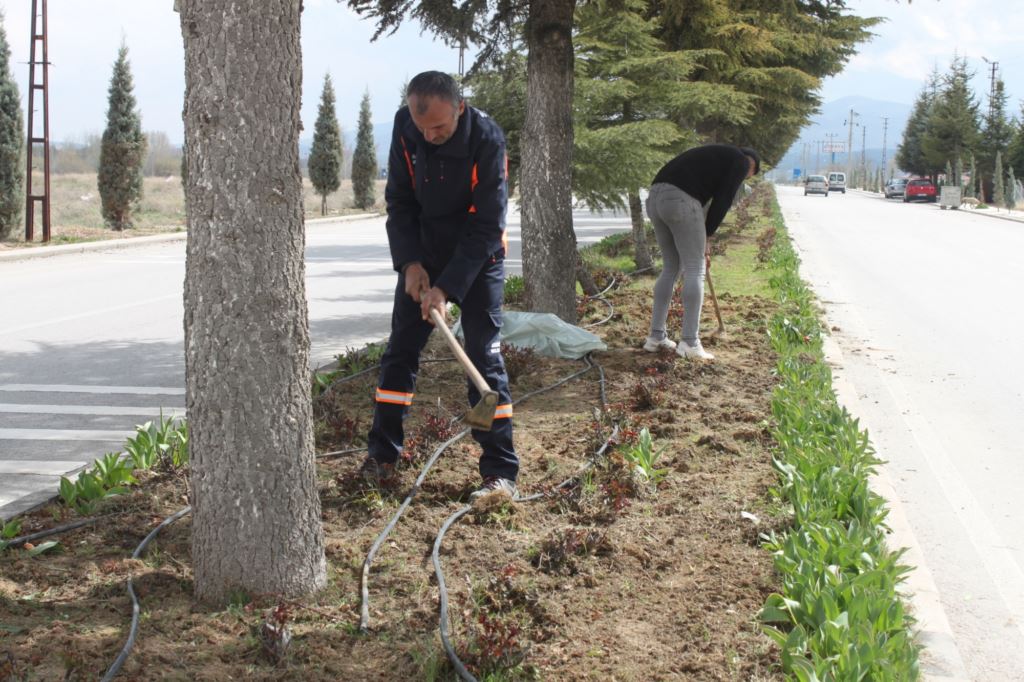 Park ve bahçeler yaza hazırlanıyor