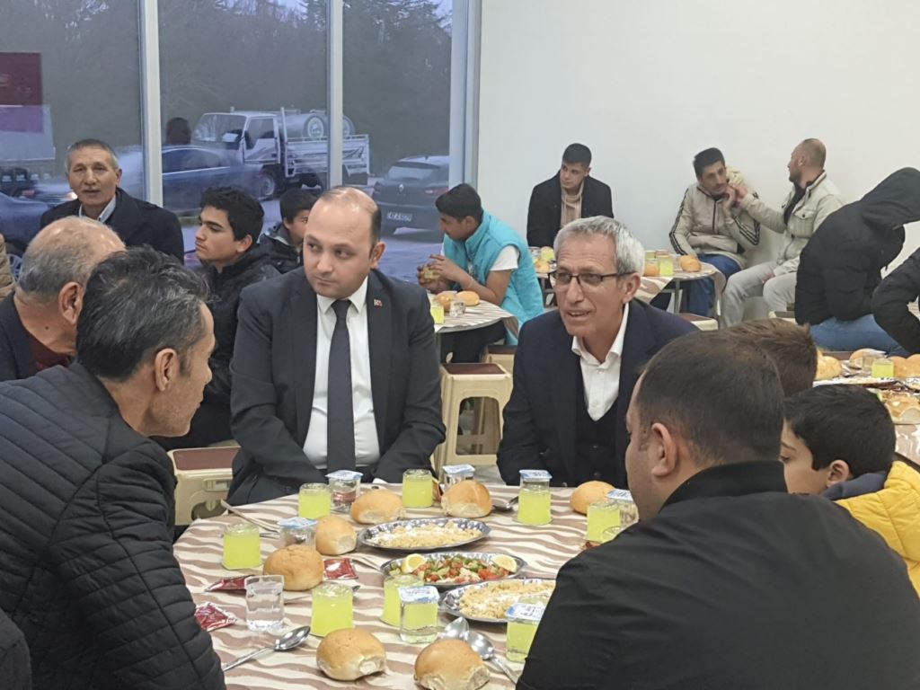 Depremzedeler iftar yemeğinde bir araya geldi