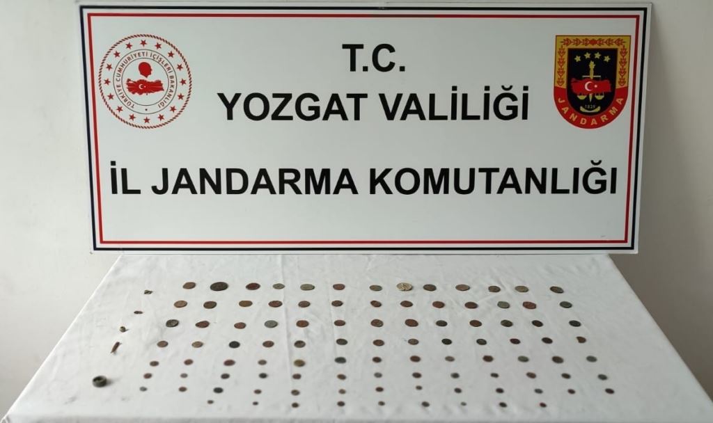 Yozgat'ta bir otomobilde 100 sikke ele geçirildi