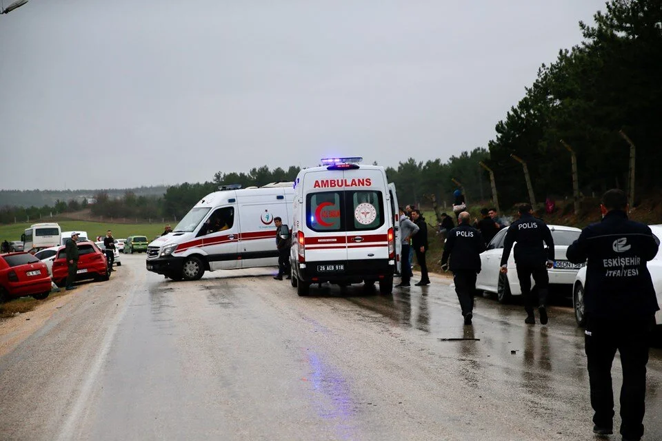 Eskişehir'deki zincirleme trafik kazasında yaralanan 14 kişiden 12'si taburcu edildi