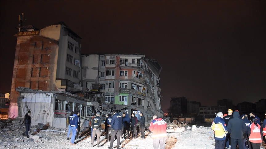 Depremlerde ağır hasar gören 5 katlı bina çöktü